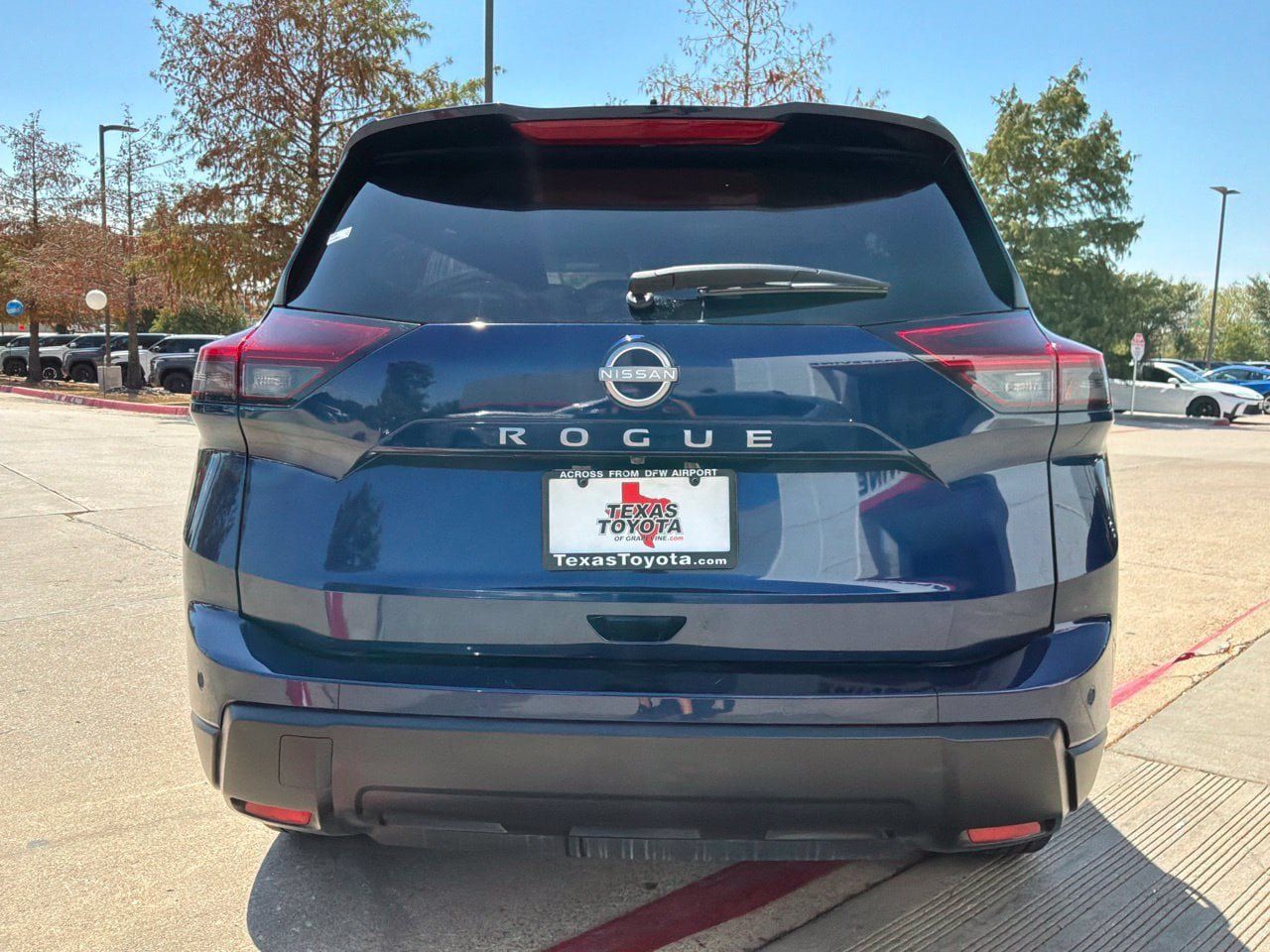 Used 2025 Nissan Rogue SV FWD image 7