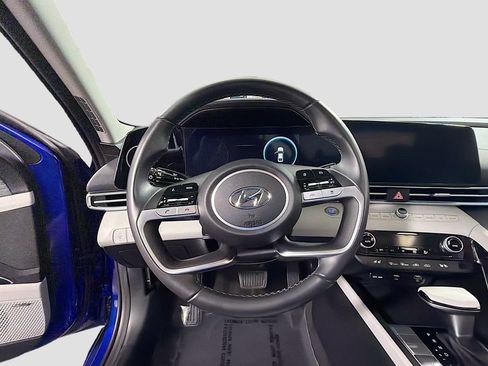 Used 2023 Hyundai Elantra Limited w/ Preferred Accessory Package FWD image 13