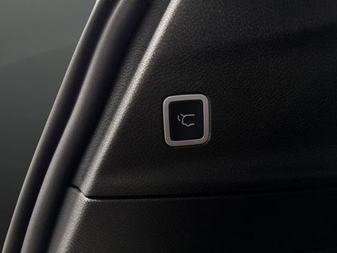 Used 2025 Chrysler Pacifica Limited image 16