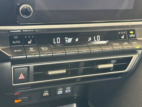 Used 2025 Toyota Camry SE w/ Convenience Package image 19