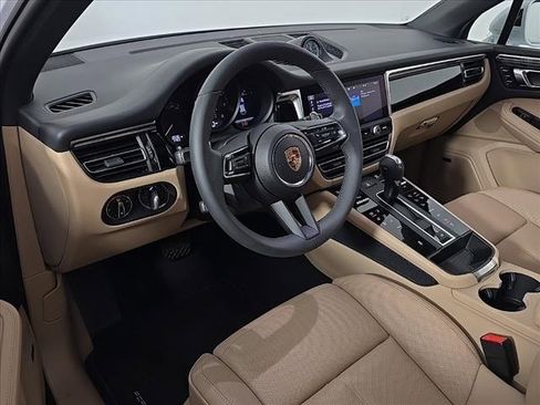 Certified 2025 Porsche Macan image 4