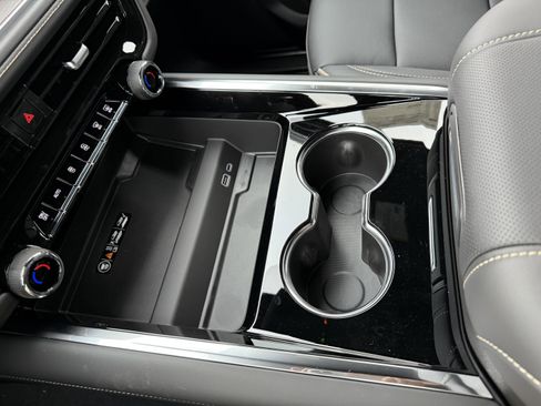 New 2025 Chevrolet Suburban Premier image 28