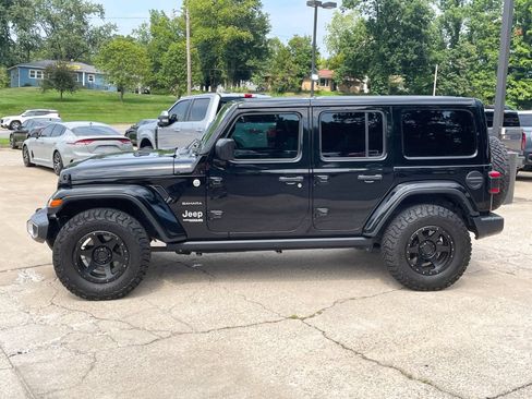 Used 2018 Jeep Wrangler Unlimited Sahara AWD/4WD image 3