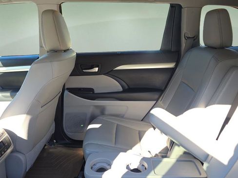 Used 2017 Toyota Highlander XLE image 24