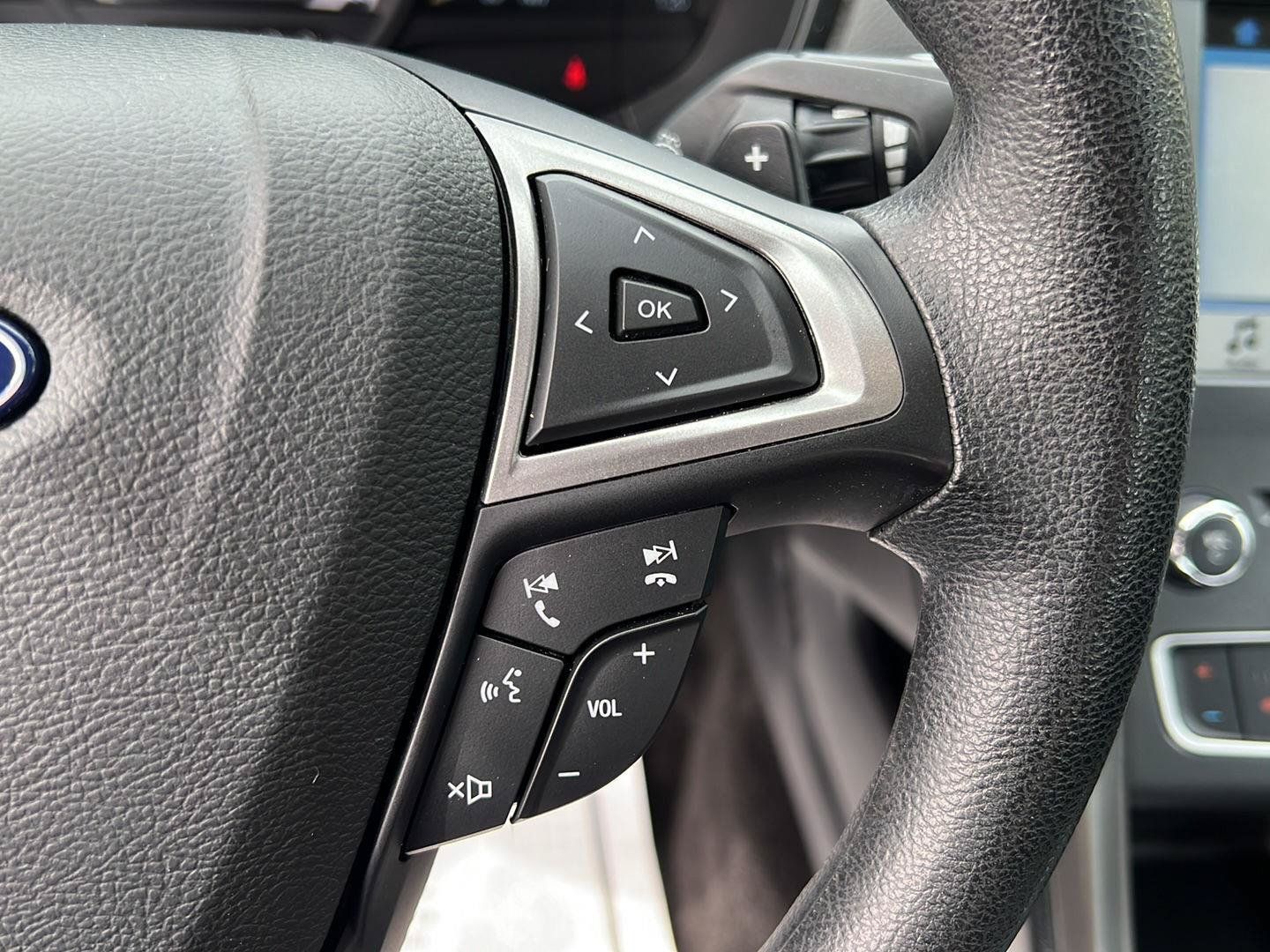 Used 2018 Ford Fusion SE w/ Fusion SE Technology Package FWD image 9