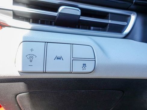 Used 2021 Hyundai Elantra Limited image 16