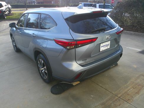 Used 2023 Toyota Highlander XLE image 9