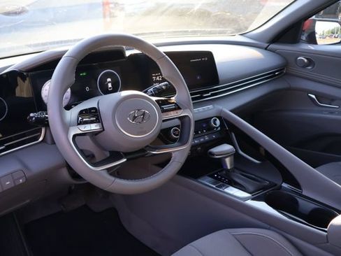 Used 2023 Hyundai Elantra SEL w/ Convenience Package FWD image 5