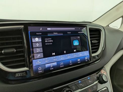 Used 2024 Chrysler Pacifica Touring-L FWD image 23