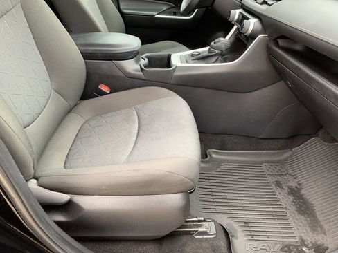 Used 2022 Toyota RAV4 XLE image 17