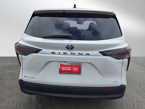 Used 2025 Toyota Sienna XLE AWD/4WD image 4