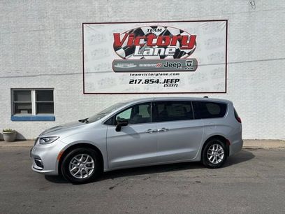 New 2026 Chrysler Pacifica Select