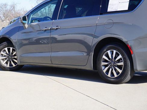 Used 2021 Chrysler Pacifica Touring-L image 13