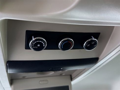 Used 2014 Chrysler Town & Country Touring-L w/ Driver Convenience Group image 28