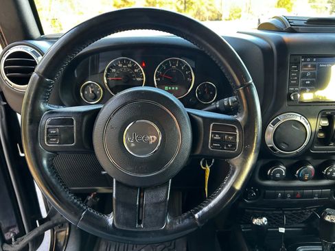 Used 2018 Jeep Wrangler Unlimited Sahara image 17