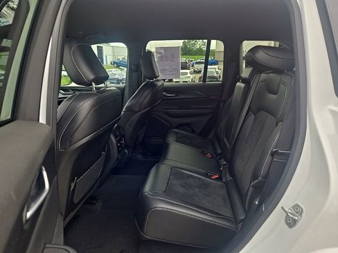 Used 2025 Jeep Grand Cherokee Altitude AWD/4WD image 9