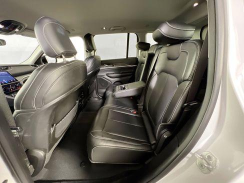 Used 2023 Jeep Grand Cherokee Limited w/ Black Appearance Package image 24