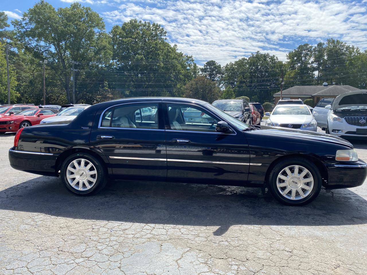 Used 2011 Lincoln Town Car Signature Limited RWD image 4