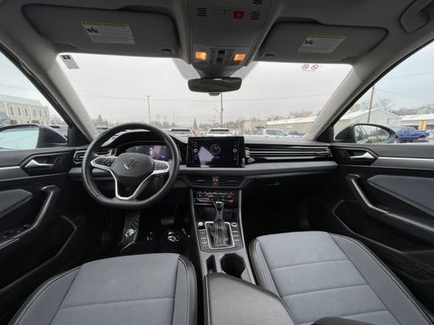 Used 2025 Volkswagen Jetta SE image 33