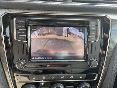 Used 2018 Volkswagen Passat 2.0T SEL Premium image 29