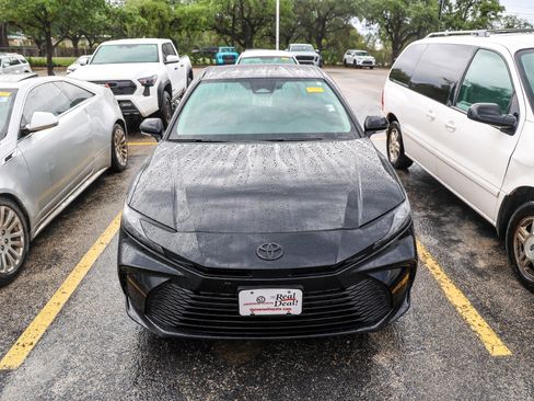 Used 2025 Toyota Camry LE w/ Convenience Package FWD image 5