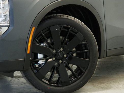 New 2026 Mitsubishi Outlander LE FWD image 3