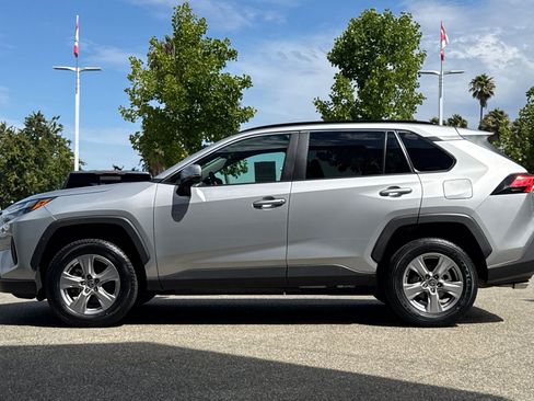 Used 2025 Toyota RAV4 XLE AWD/4WD image 2