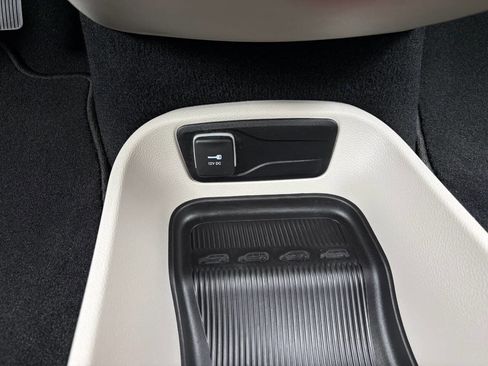 Used 2024 Chrysler Pacifica Touring-L FWD image 32