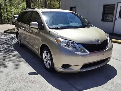 Used 2011 Toyota Sienna LE image 7