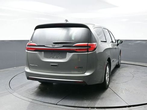 Used 2025 Chrysler Pacifica Select image 10