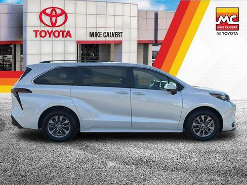 Certified 2025 Toyota Sienna XLE FWD image 6
