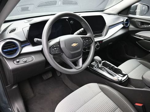 Used 2025 Chevrolet Trax LT FWD image 11
