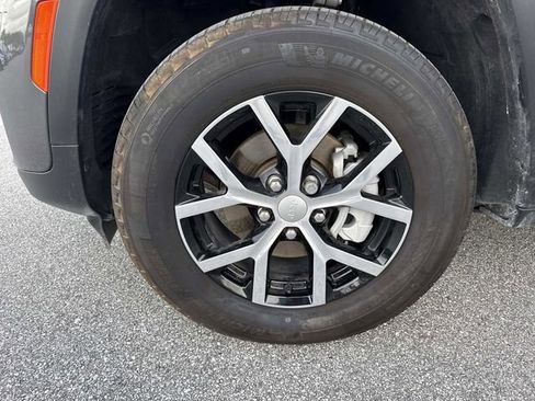 Used 2025 Jeep Grand Cherokee Limited RWD image 32