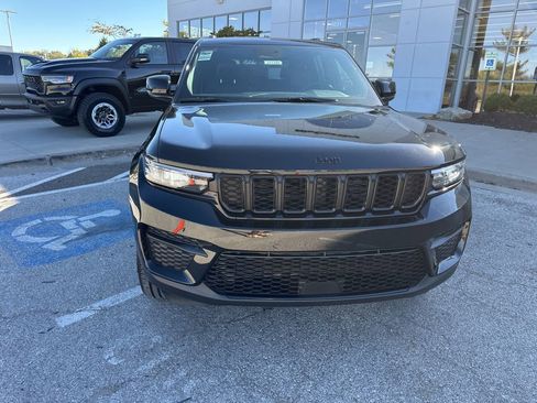 New 2025 Jeep Grand Cherokee Altitude image 9