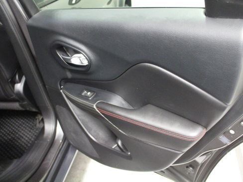 Used 2016 Jeep Cherokee Trailhawk w/ Comfort/Convenience Group image 28