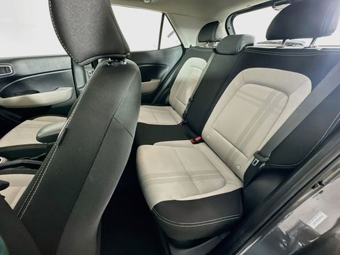 Used 2025 Hyundai Venue SEL FWD image 27