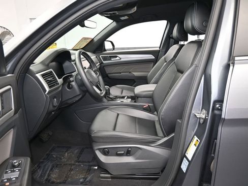 Used 2022 Volkswagen Atlas Cross Sport SE w/ Black Wheel Package image 11