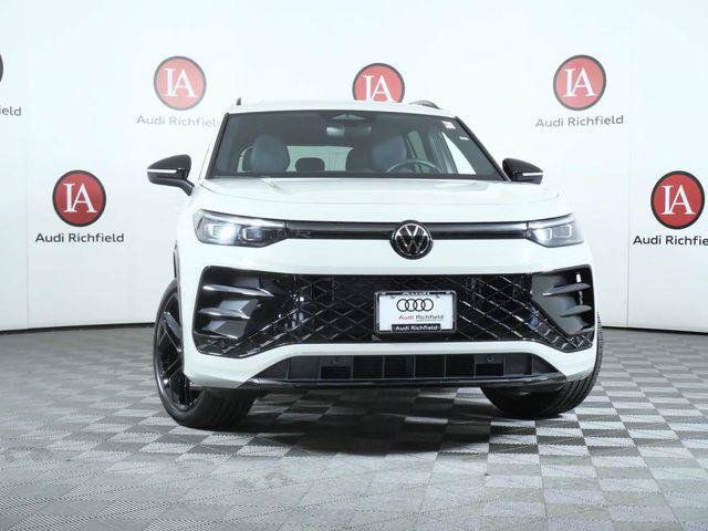 Used 2025 Volkswagen Tiguan SE R-Line AWD/4WD image 3