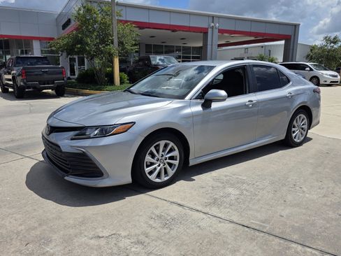 Used 2022 Toyota Camry LE FWD image 2