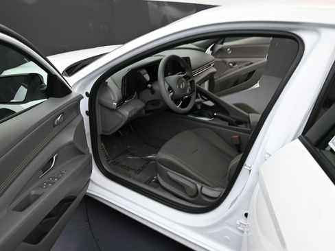 Used 2025 Hyundai Elantra Sport image 12