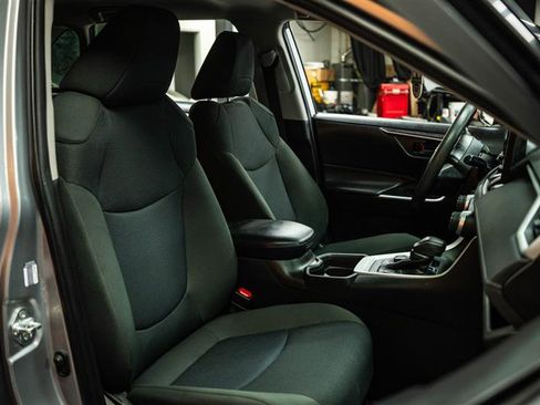 Used 2021 Toyota RAV4 LE image 14