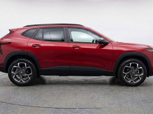 Used 2025 Chevrolet Trax LT FWD image 8