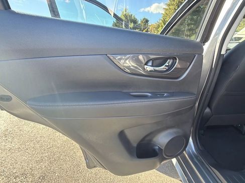 Used 2020 Nissan Rogue SV image 34