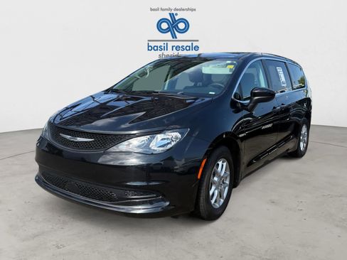 Used 2023 Chrysler Voyager LX FWD image 2