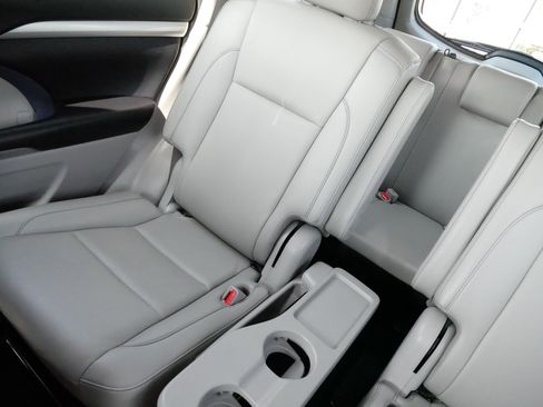Used 2019 Toyota Highlander XLE AWD/4WD image 12
