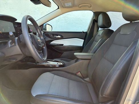 Used 2025 Chevrolet Trax LT image 25