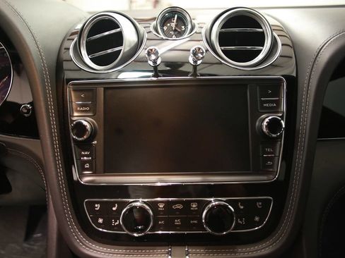 Used 2019 Bentley Bentayga image 22