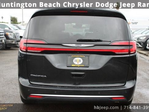 Used 2023 Chrysler Pacifica Touring-L image 4
