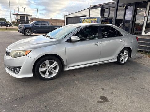 Used 2014 Toyota Camry L image 2