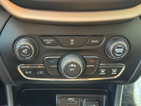 Used 2016 Jeep Cherokee Latitude w/ Cold Weather Group AWD/4WD image 29